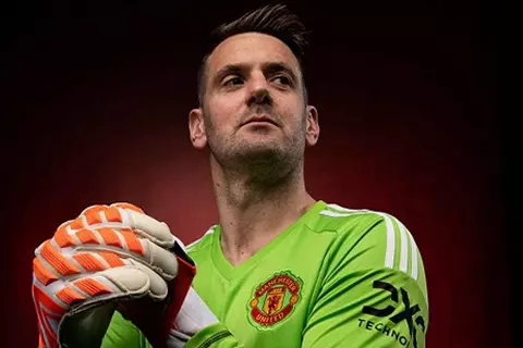 تقرير: مانشستر يونايتد بدأ في محادثاته لاستمرار هيتون